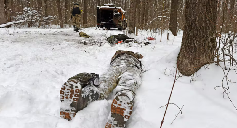 O corpo de um militar perto de um veículo militar russo destruído. Sergey Bobok/AFP via Getty Images