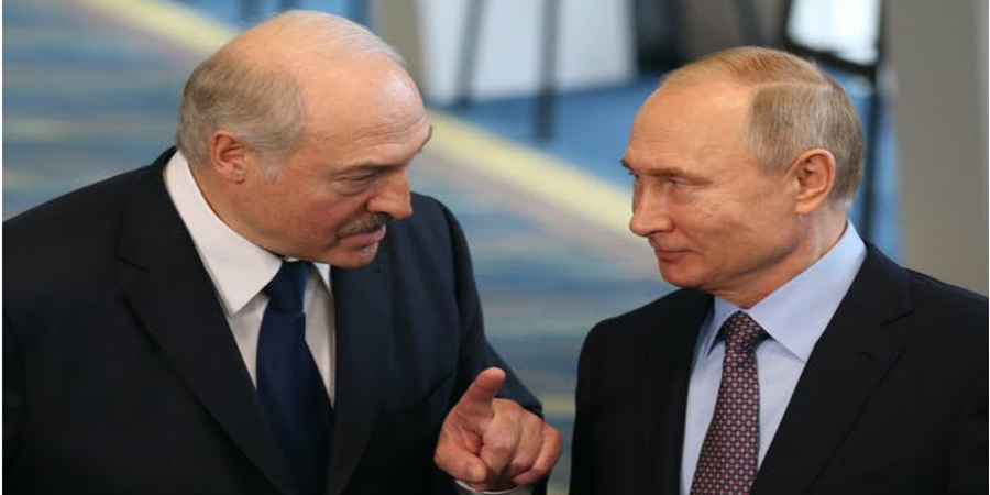 O presidente bielorrusso Alexander Lukashenko, à esquerda, com Vladimir Putin, acusou o Ocidente de apoiar as ideias nazistas em maio de 2022. Mikhail Svetlov/Getty Images