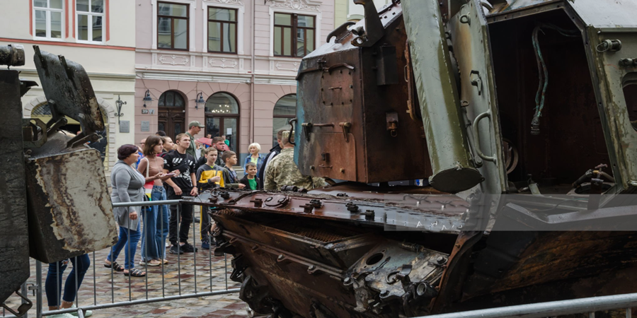 Pessoas assistem a uma exposição de equipamentos russos destruídos pelas forças armadas da Ucrânia, em Lviv, Ucrânia, 11 de agosto de 2022/Cortesia Editorial The Conversation/Getty