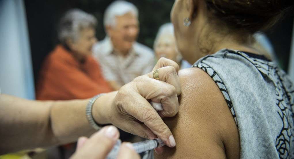 Idosos são vacinados em estação de metrô em Brasília, durante o dia D da Campanha Nacional de Vacinação contra Gripe de 2014. Foto: EBC/Marcelo Camargo