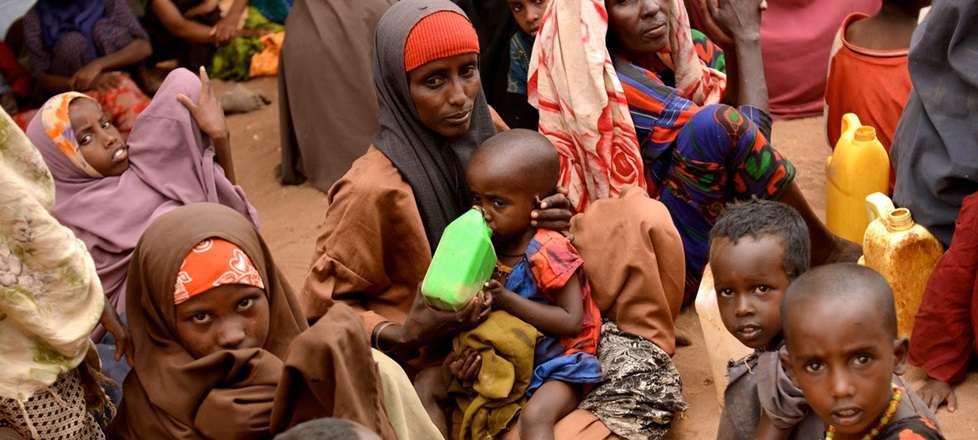 Esta jovem mãe andou 20 dias de Diinsoor, na Somália, com seus sete filhos para o campo de refugiados de Hagadera, em Dadaab, no Quênia. Depois que o gado de seu marido morreu por causa da seca na Somália, ela foi para Dadaab devido à fome. Foto: OCHA/Mer
